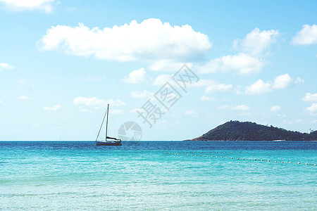 美丽的大海 有船和蓝天空 夏季和放松时间ccuc 夏天 海浪图片