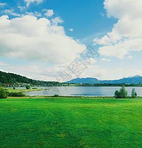 欧洲阿尔卑斯山的美丽自然 春季高山 湖泊和村庄的景观 旅游和目的地 假期 场景图片