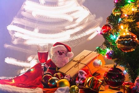 有圣诞树的圣诞老人玩偶在圣诞节概念 装饰风格图片