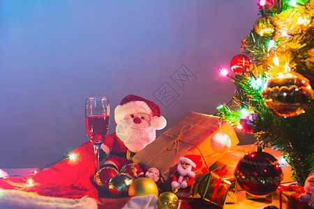 有圣诞树的圣诞老人玩偶在圣诞节概念 庆典 快乐的图片