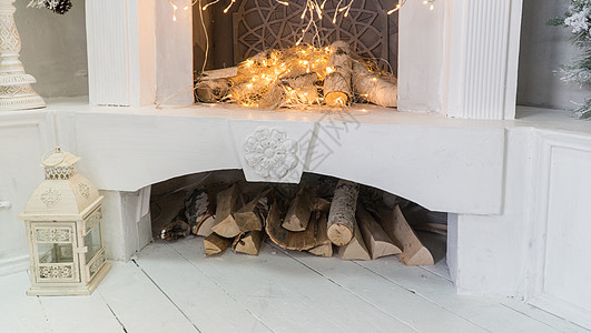 圣诞节有灯光的壁炉 家 装饰品 蜡烛 快活的 冬天 花环图片