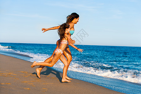 年轻女孩向海浪冲来图片