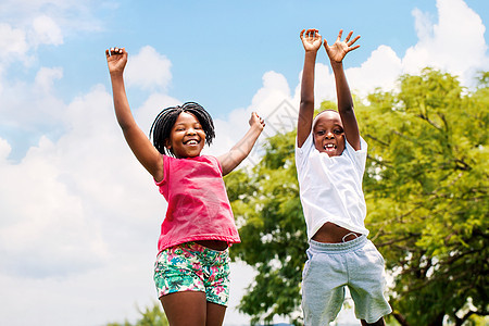 两个非洲孩子在公园跳跃图片