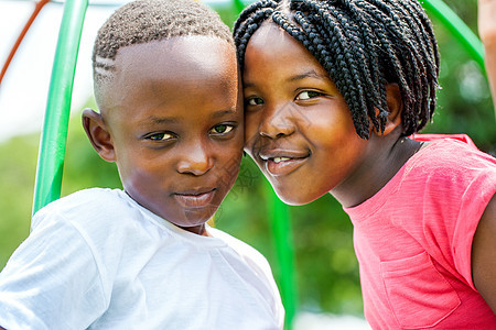 年轻的非洲兄弟和姐妹在户外同心协力图片