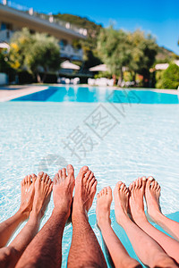 四条人腿靠着池边 紧合四人的腿 享受 水下 畅快图片