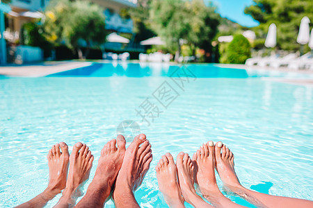 四条人腿靠着池边 紧合四人的腿 成人 乐趣 假期图片
