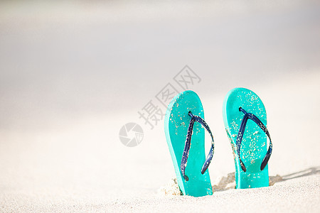 夏月薄荷在白沙滩上戴墨镜 脚 运动 绿松石 放松图片