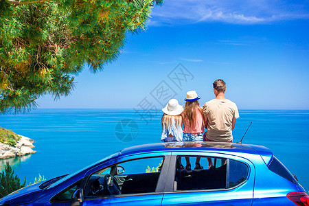 暑期汽车旅行和年轻家庭度假 旅游 路 游客图片