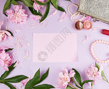 粉色牡丹花束红色唇膏和女性银色图片