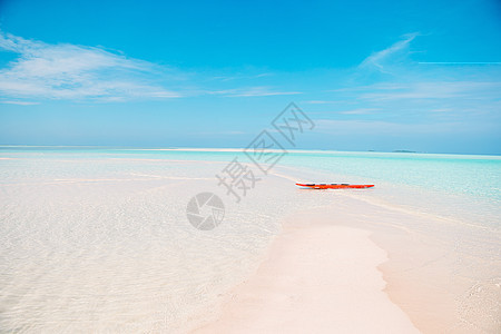 加勒比有白色沙滩 绿绿海海水和蓝天空的长发热带热带海滩 逃离 支撑图片