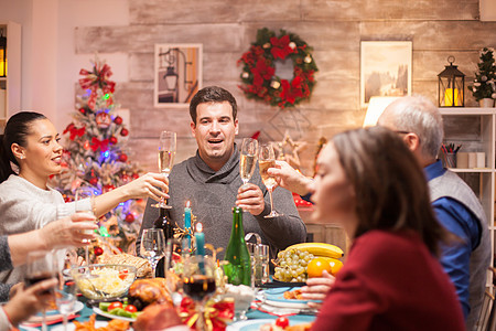 在圣诞节晚宴上大家族 假期 庆祝 祖父 吃 微笑图片