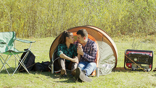 可爱的年轻夫妇 在露营帐篷里享受甜蜜时光 技巧 自然图片