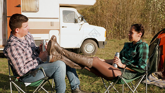 在露营椅上一起放松的 白人合唱团 朋友们 幸福图片