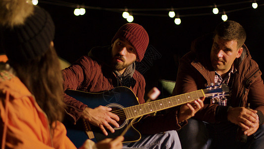 朋友们独唱吉他自一个朋友的 派对 寒冷的夜晚 晚上 娱乐图片