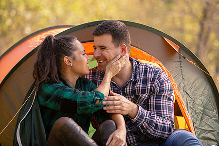 在帐篷前看着对方时 爱着一对情侣的微笑图片