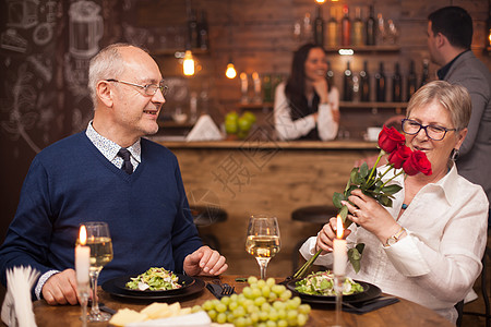一束花送给你大男人给老婆送一束花 送给老婆 餐厅 60年代 老了背景