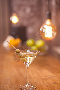 一杯马提尼酒 在酒吧柜台 用水果在背景中模糊 餐厅 俱乐部图片