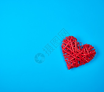 蓝色背景上的柳条红心 婚礼 二月 蓝色的 红色的图片