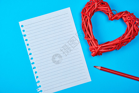 红心木柱和白纸笔记本空白 假期 美丽的 柳条 问候语图片