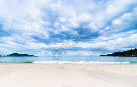 美丽的白沙滩 美化的海水和蓝色天空 太阳 晴天图片