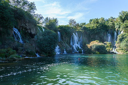 波斯尼亚和黑塞哥维那的克拉维茨瀑布 从25米高处掉落的喷水式喷气式喷流 夏天 森林图片