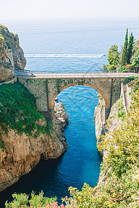 从桥上看到著名的海滩 悬崖边 海岸 第勒尼安 坎帕尼亚 意大利南部图片