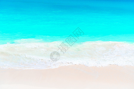 加勒比具有白沙 绿宝石洋水的热带长堤热带海滩 岛 太阳图片