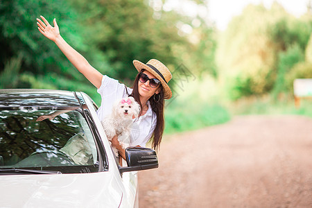 享受暑暑假的年轻女游客 驾驶 汽车 成人 女士 路图片