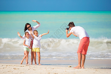四口之家在海滩度假时自拍 家庭海滩度假 孩子图片