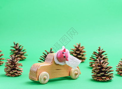 木制儿童车在锥锥形中 在绿色的背角上背景图片