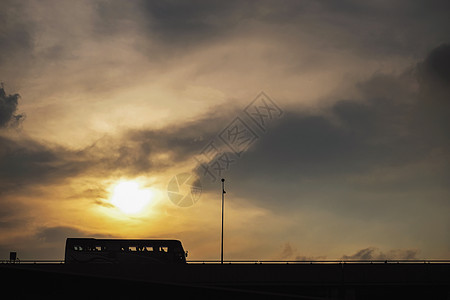 太阳落日时在高速公路上的轮月光巴士图片