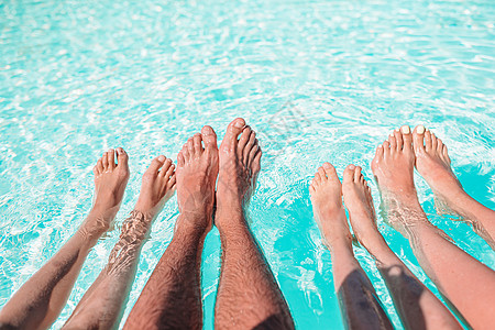 四条人腿靠着池边 紧合四人的腿 女儿 游泳 娱乐图片
