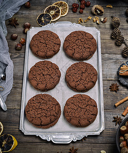 铁板上的巧克力圆曲饼干 棕色的 可口的 烤的 小吃图片