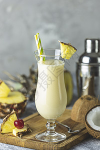 一杯美味的冰冻Pina Colada加勒比传统鸡尾酒 皮娜 椰子图片