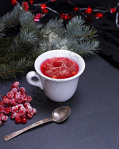 茶是用白陶瓷杯中新鲜红红色的生菜 可口 荚蒾图片