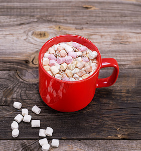 红陶瓷杯中加棉花糖的热巧克力 可可 冬天 灰色的图片