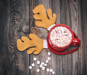 红杯中加棉花糖的热巧克力 舒适 冬天 假期 桌子图片