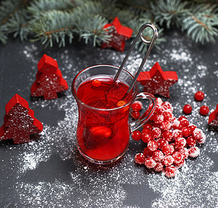 茶是清红的 用在明亮的玻璃杯中; 圣诞节 喝图片