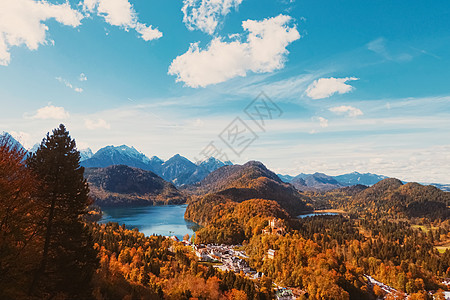 欧洲阿尔卑斯山的美丽性质 秋季高山 湖泊和村庄的风景 旅行和旅游目的地等 池塘 草地图片