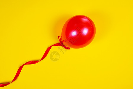 红气球在红色丝带上 派对 周年纪念日 快乐的 喜庆的背景图片