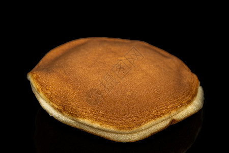 Dorayaki 日本传统红豆煎饼甜点 黑色背景的孤立图片