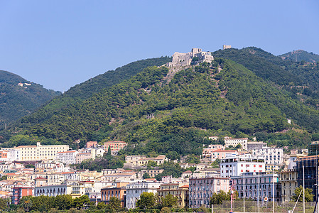 萨勒诺市与阿雷奇城堡的景象图片