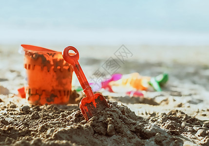 沙沙滩上的塑料玩具背景图片