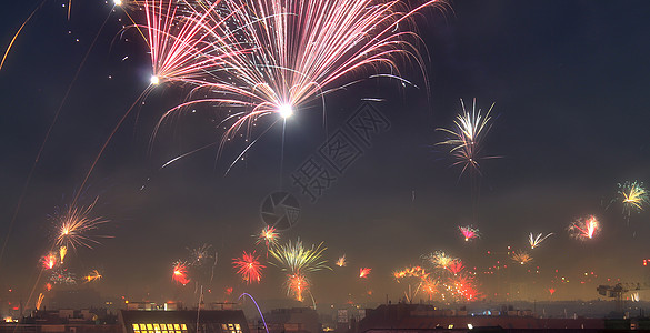 长时间暴露在维也纳屋顶上的火线 庆祝 新年快乐 欧洲图片
