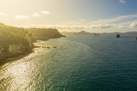 新西兰海平海滩的空中航向 海岸线 夏天 岩石 旅游图片