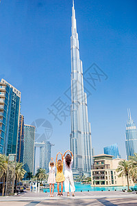 一家人快乐地在迪拜走来走去 背景中还有摩天大楼 旅行 游客图片