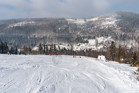 贝斯基德山Szczzyrk的滑坡 云 白色的图片