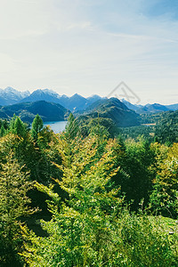 欧洲阿尔卑斯山的美丽自然 春季高山 湖泊和村庄的景观 旅游和目的地 池塘 奥地利图片