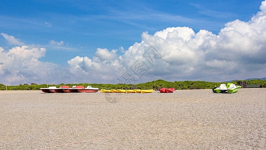 碎石海滩上的皮条客和皮艇 第勒尼安 夏天 海岸 支撑图片