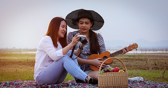 一群亚洲朋友玩Ukelele和花点时间 女孩图片